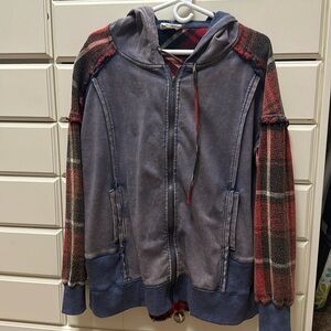 Zip up hoodie, super cute.
Size S/M